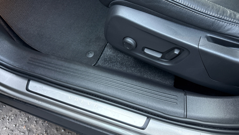 Volvo Xc40 2.0 B4P Inscription Pro 5dr Auto Petrol Estate